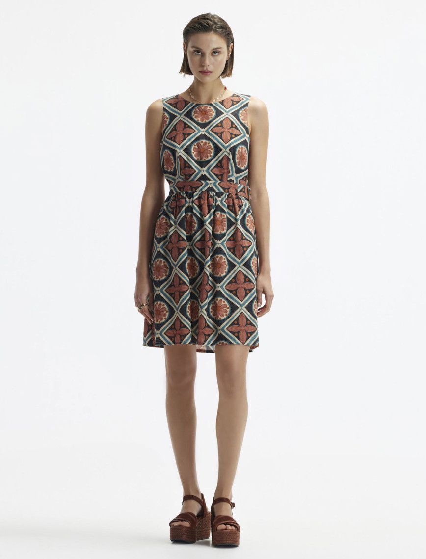 YARGICI Kolsuz Bisiklet Yaka Sırt Dekolteli Kısa Elbise YARGICI Kolsuz Bisiklet Yaka Sırt Dekolteli Kısa Elbise