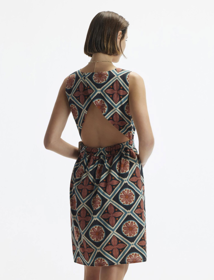 YARGICI Kolsuz Bisiklet Yaka Sırt Dekolteli Kısa Elbise YARGICI Kolsuz Bisiklet Yaka Sırt Dekolteli Kısa Elbise