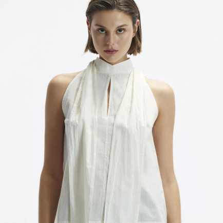 YARGICI Kolsuz Dik Yaka Bağlamalı Bluz YARGICI Kolsuz Dik Yaka Bağlamalı Bluz