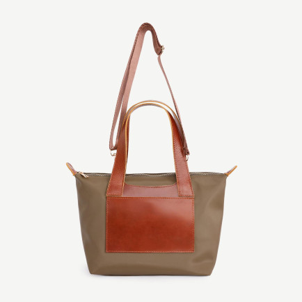 YARGICI Cep Detaylı Deri Garnili Orta Boy Omuz Çantası YARGICI Cep Detaylı Deri Garnili Orta Boy Omuz Çantası