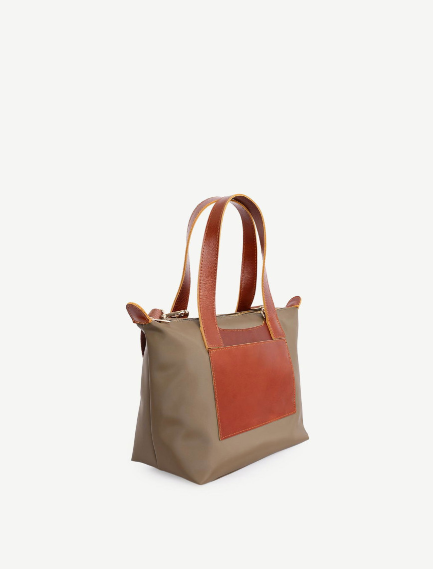 YARGICI Cep Detaylı Deri Garnili Orta Boy Omuz Çantası YARGICI Cep Detaylı Deri Garnili Orta Boy Omuz Çantası