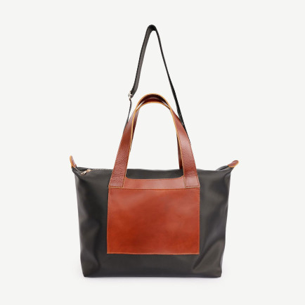 YARGICI Cep Detaylı Deri Garnili Büyük Boy Omuz Çantası YARGICI Cep Detaylı Deri Garnili Büyük Boy Omuz Çantası