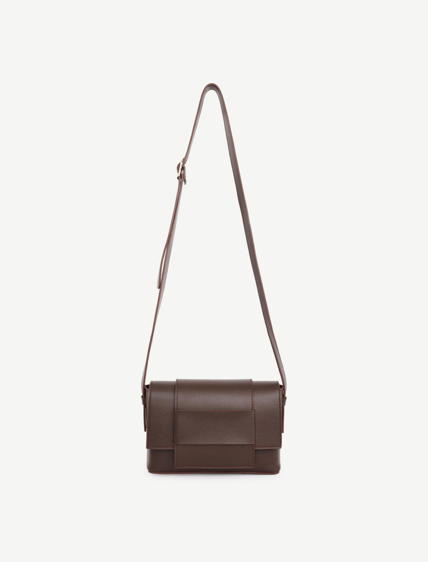 YARGICI Deri Görünümlü Kemer Detaylı Çapraz Çanta YARGICI Deri Görünümlü Kemer Detaylı Çapraz Çanta