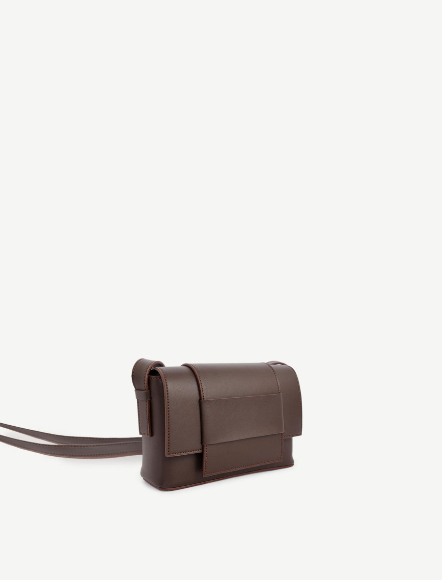 YARGICI Deri Görünümlü Kemer Detaylı Çapraz Çanta YARGICI Deri Görünümlü Kemer Detaylı Çapraz Çanta