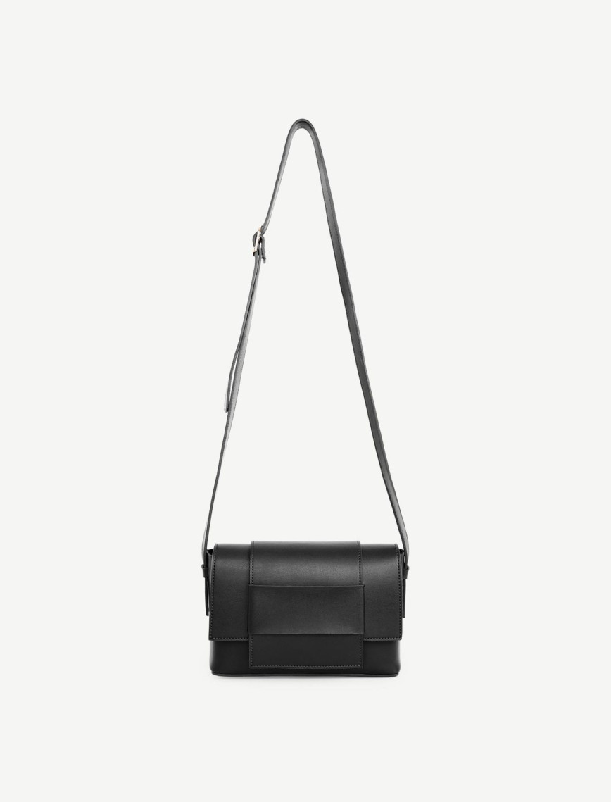 YARGICI Deri Görünümlü Kemer Detaylı Çapraz Çanta YARGICI Deri Görünümlü Kemer Detaylı Çapraz Çanta