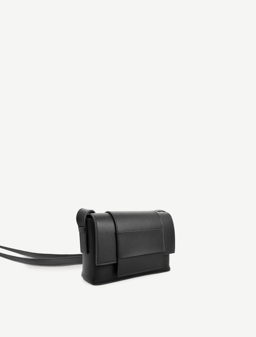 YARGICI Deri Görünümlü Kemer Detaylı Çapraz Çanta YARGICI Deri Görünümlü Kemer Detaylı Çapraz Çanta