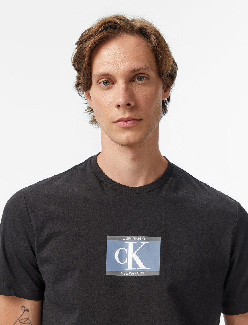 Calvin Klein Box Tape Graphic Erkek Siyah T-Shirt Calvin Klein Box Tape Graphic Erkek Siyah T-Shirt