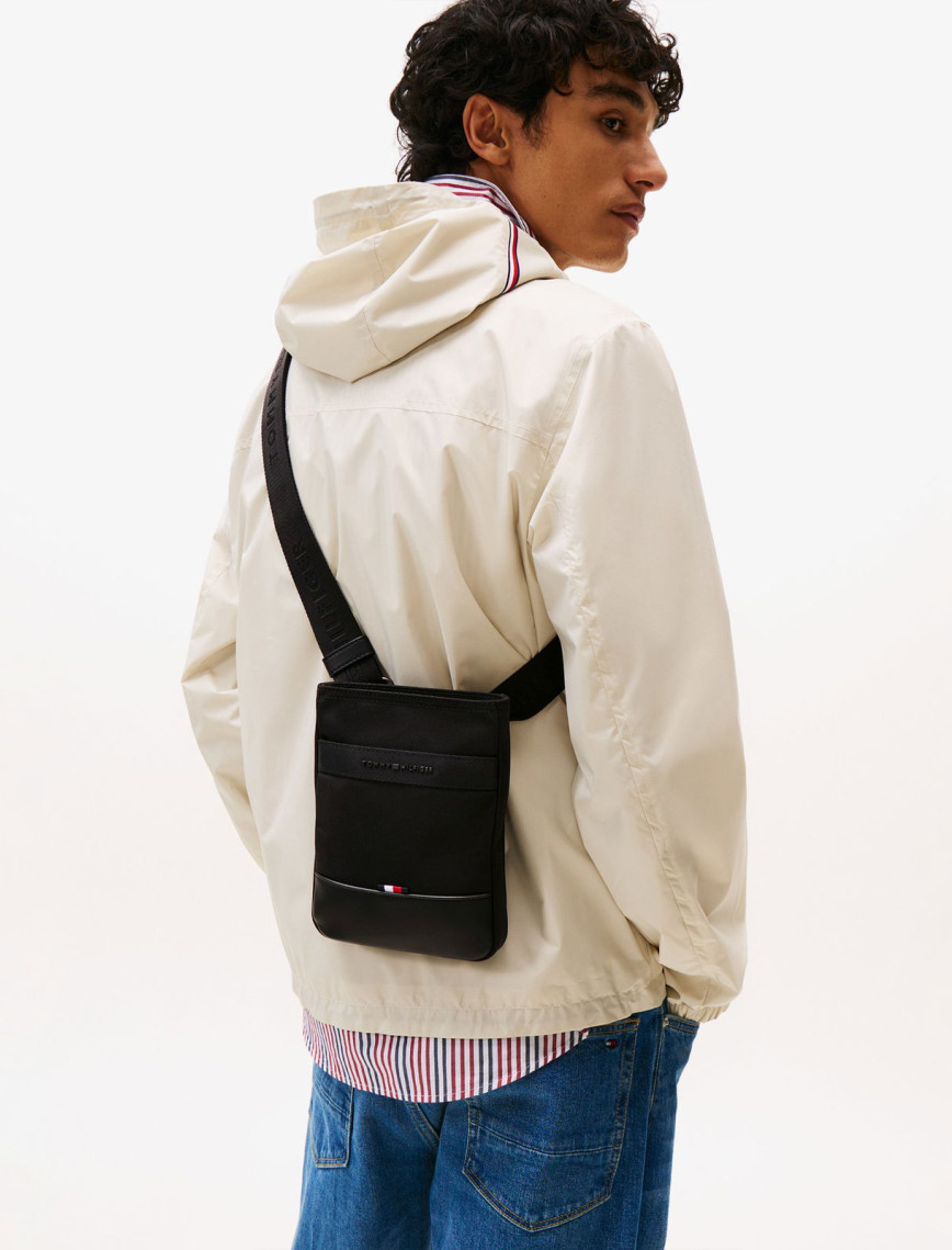 Tommy Hilfiger Nylon Travel Mini Erkek Siyah Çapraz Çanta Tommy Hilfiger Nylon Travel Mini Erkek Siyah Çapraz Çanta