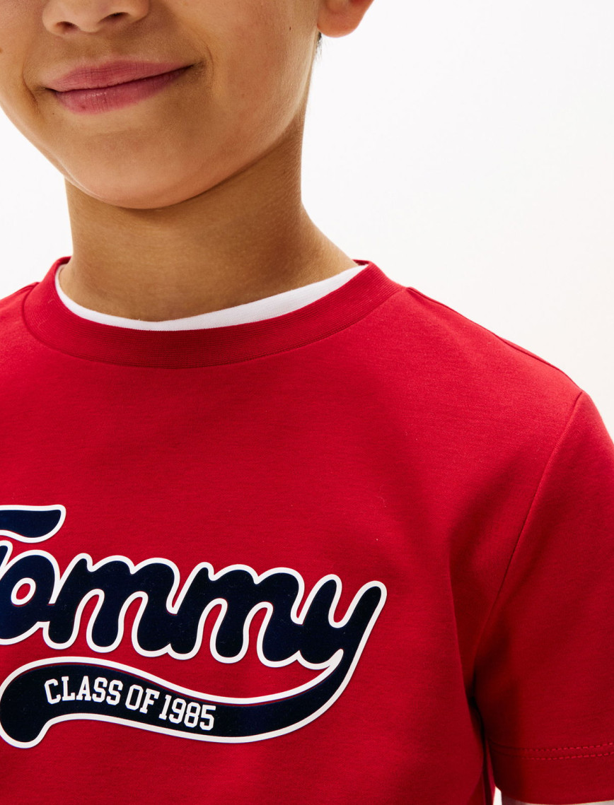 Tommy Hilfiger Varsity Interlock Çocuk Kırmızı T-Shirt Tommy Hilfiger Varsity Interlock Çocuk Kırmızı T-Shirt