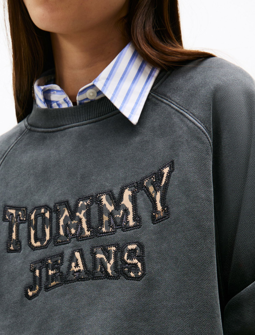 Tommy Jeans Leopard Varsity Crew Kadın Siyah Sweatshirt Tommy Jeans Leopard Varsity Crew Kadın Siyah Sweatshirt