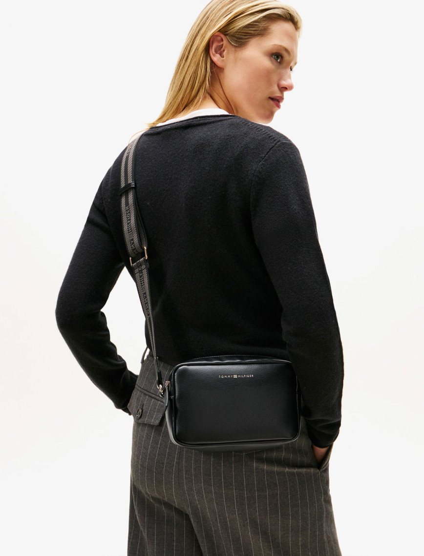 Tommy Hilfiger Logotape Kadın Siyah Çapraz Çanta Tommy Hilfiger Logotape Kadın Siyah Çapraz Çanta