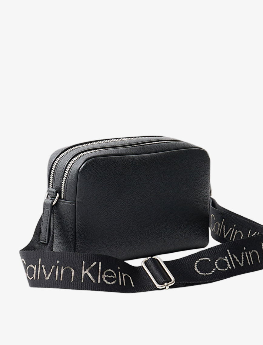 Calvin Klein Ultralight Camera 21 Kadın Siyah El Çantası Calvin Klein Ultralight Camera 21 Kadın Siyah El Çantası