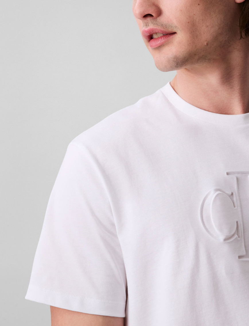 Calvin Klein Deboss Mono Graphic Erkek Beyaz T-Shirt Calvin Klein Deboss Mono Graphic Erkek Beyaz T-Shirt