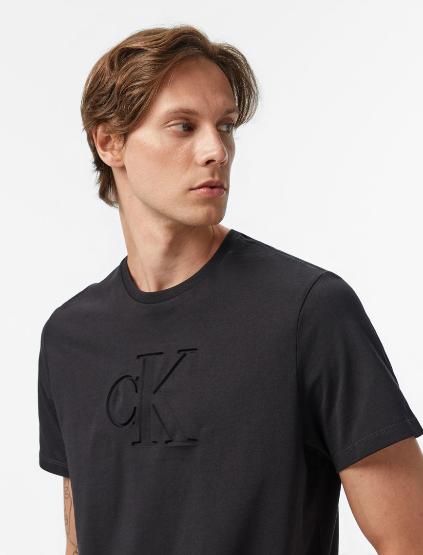 Calvin Klein Deboss Mono Graphic Erkek Siyah T-Shirt Calvin Klein Deboss Mono Graphic Erkek Siyah T-Shirt