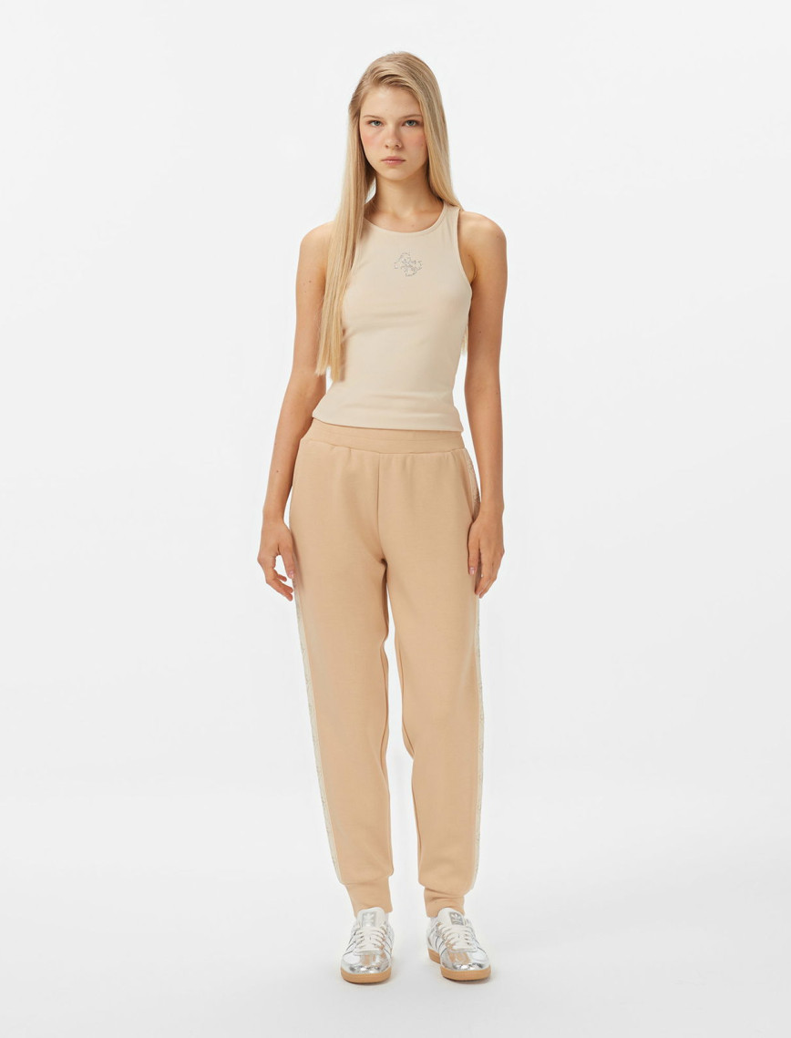 Guess New Round Kadın Krem Rengi Kolsuz T-Shirt Guess New Round Kadın Krem Rengi Kolsuz T-Shirt