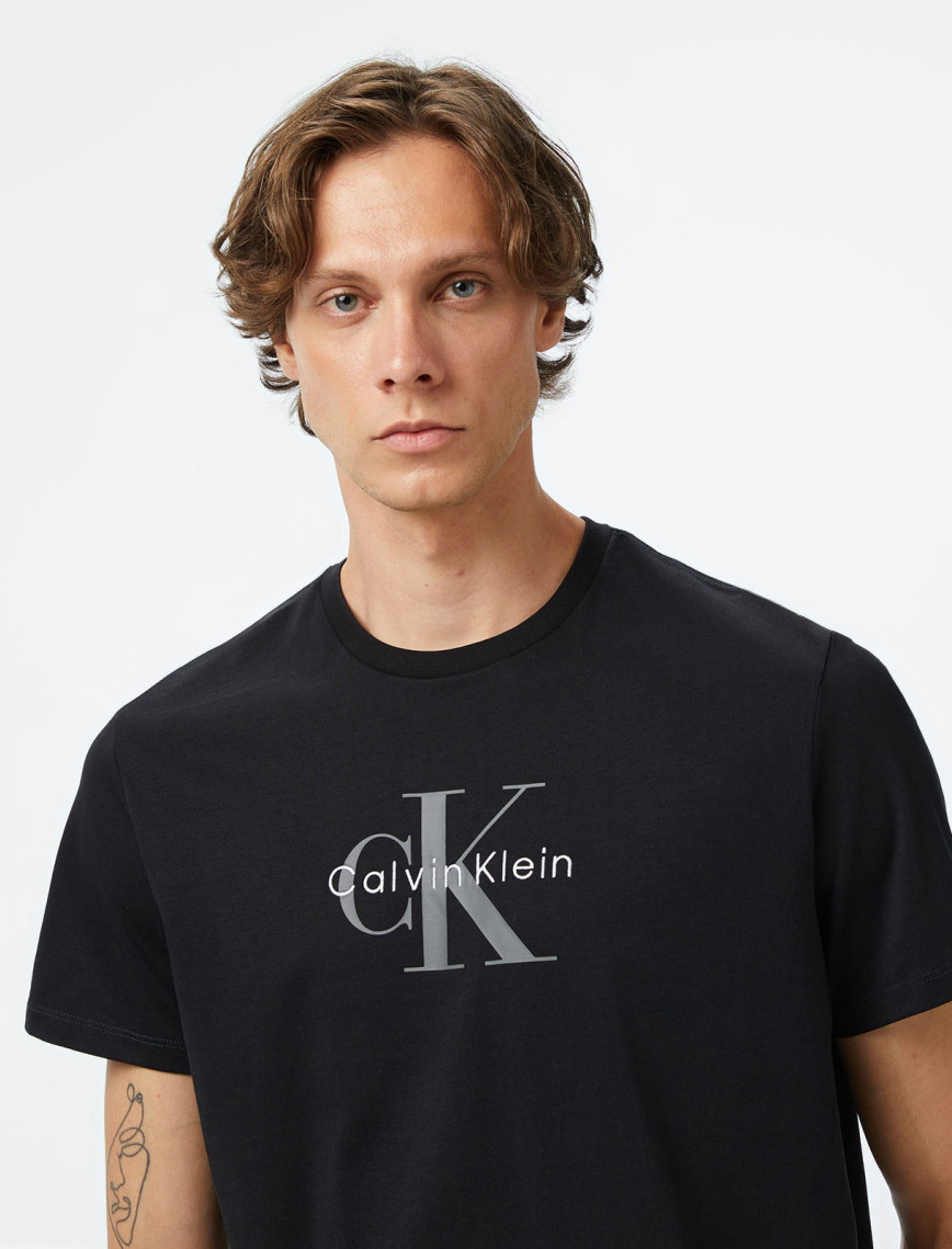 Calvin Klein Hero Monologo Erkek Siyah T-Shirt Calvin Klein Hero Monologo Erkek Siyah T-Shirt
