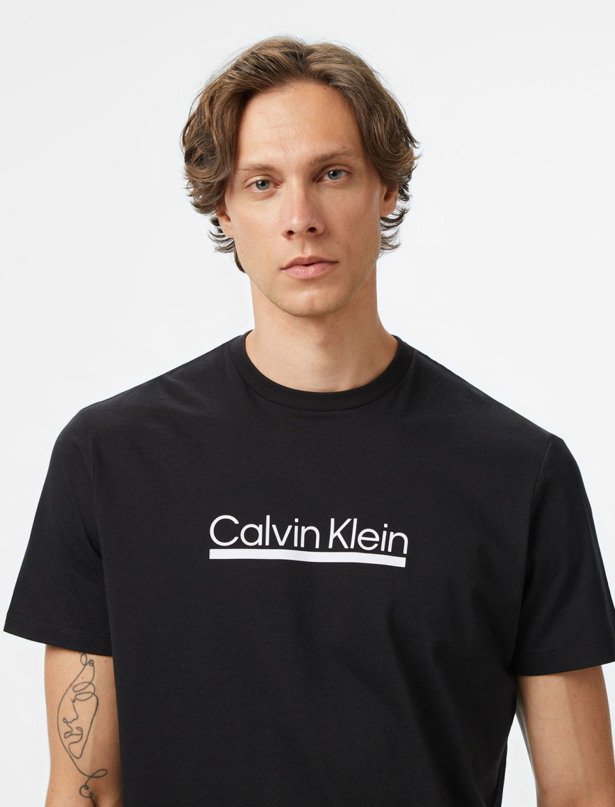 Calvin Klein Outline Tape Graphic Erkek Siyah T-Shirt Calvin Klein Outline Tape Graphic Erkek Siyah T-Shirt