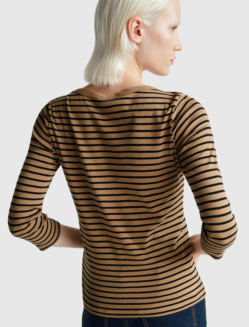 Kadın Kahverengi %100 Pamuk Çizgili Logolu Kayık Yaka Truvakar Kol T-Shirt Kadın Kahverengi %100 Pamuk Çizgili Logolu Kayık Yaka Truvakar Kol T-Shirt