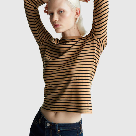 Kadın Kahverengi  %100 Pamuk Çizgili Logolu Kayık Yaka Truvakar Kol T-Shirt