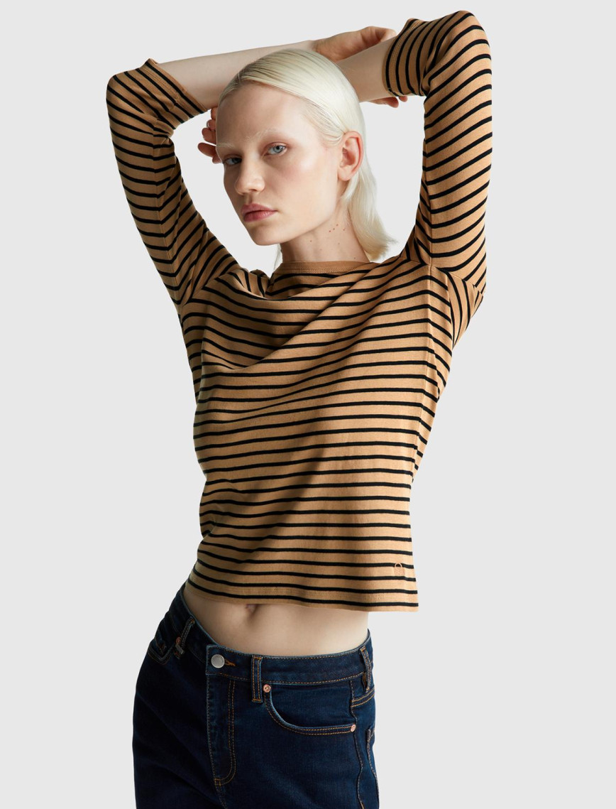 Kadın Kahverengi %100 Pamuk Çizgili Logolu Kayık Yaka Truvakar Kol T-Shirt Kadın Kahverengi %100 Pamuk Çizgili Logolu Kayık Yaka Truvakar Kol T-Shirt