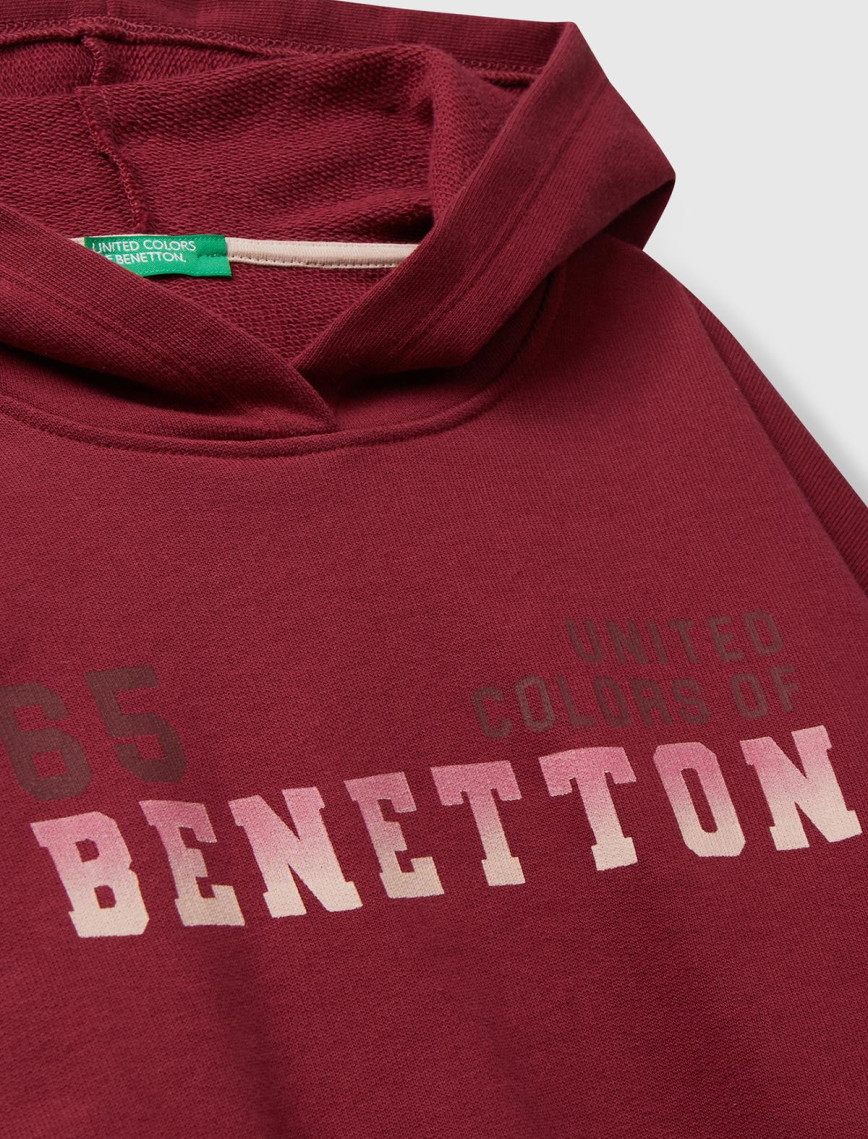 Kız Çocuk Bordo Önü Logo Baskılı Ribanalı Kapüşonlu Sweatshirt Kız Çocuk Bordo Önü Logo Baskılı Ribanalı Kapüşonlu Sweatshirt
