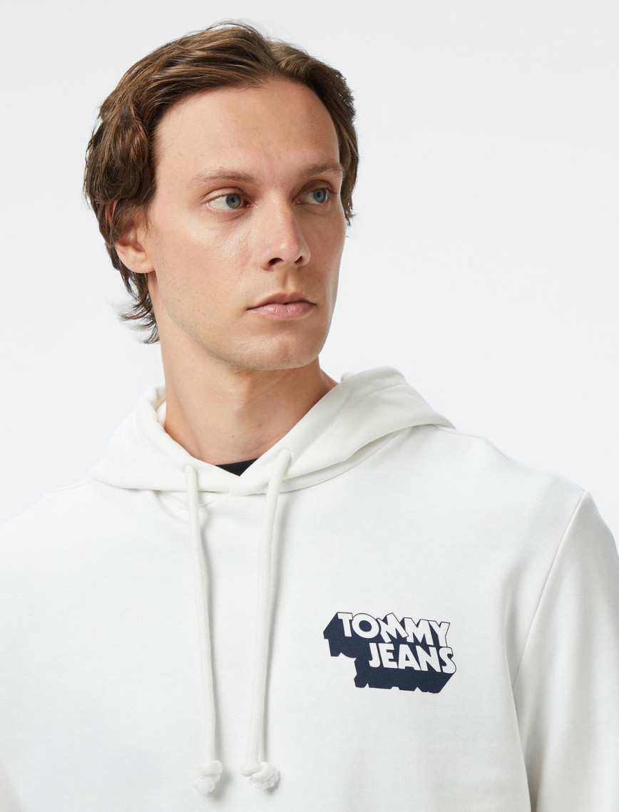 Tommy Jeans Stack Logo Erkek Beyaz Sweatshirt Tommy Jeans Stack Logo Erkek Beyaz Sweatshirt