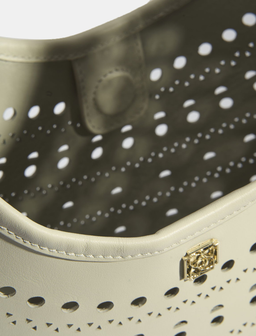 Kadın Beyaz Perforeli Süet Omuz Çantası Kadın Beyaz Perforeli Süet Omuz Çantası