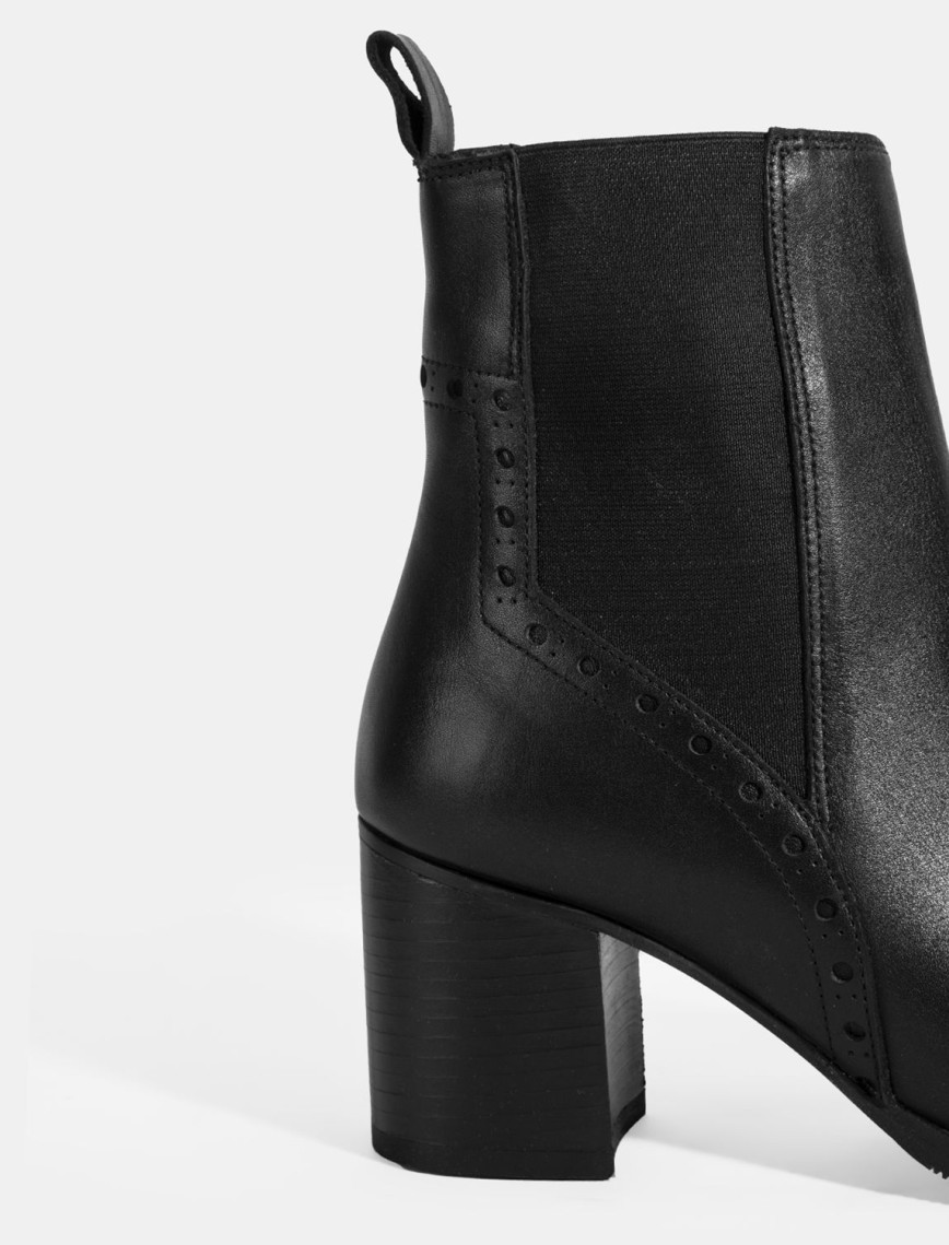 Kadın Siyah Lastik Detaylı Topuklu Deri Bot Kadın Siyah Lastik Detaylı Topuklu Deri Bot