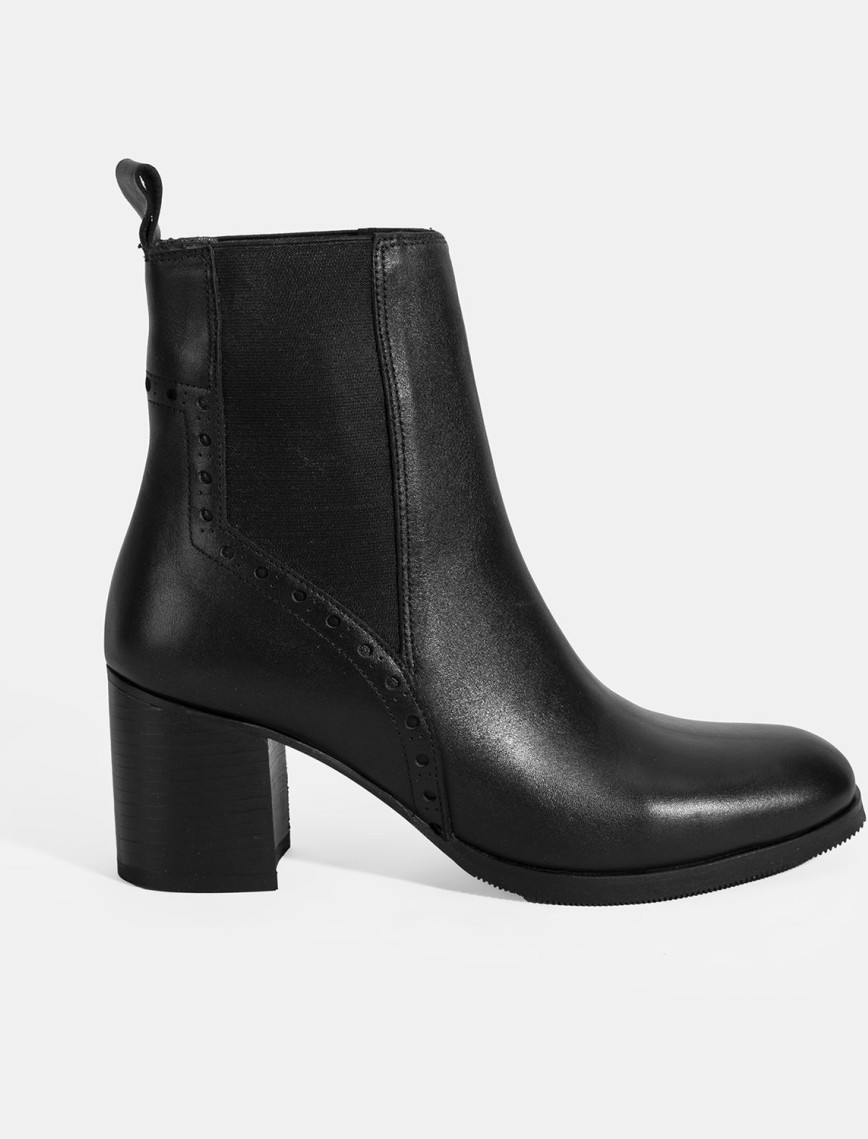 Kadın Siyah Lastik Detaylı Topuklu Deri Bot Kadın Siyah Lastik Detaylı Topuklu Deri Bot