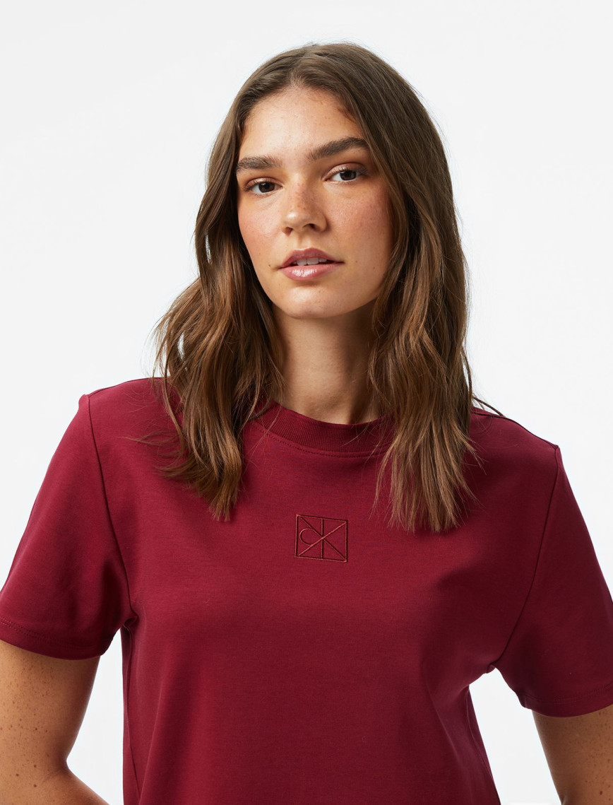Calvin Klein Interlock Emblem Mock Kadın Kırmızı T-Shirt Calvin Klein Interlock Emblem Mock Kadın Kırmızı T-Shirt