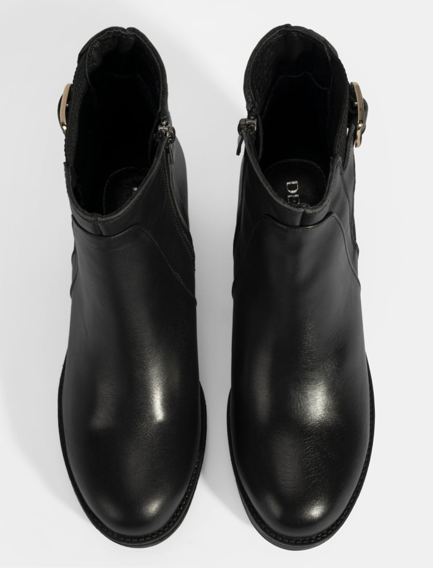 Kadın Siyah Metal Toka Detaylı Topuklu Deri Bot Kadın Siyah Metal Toka Detaylı Topuklu Deri Bot