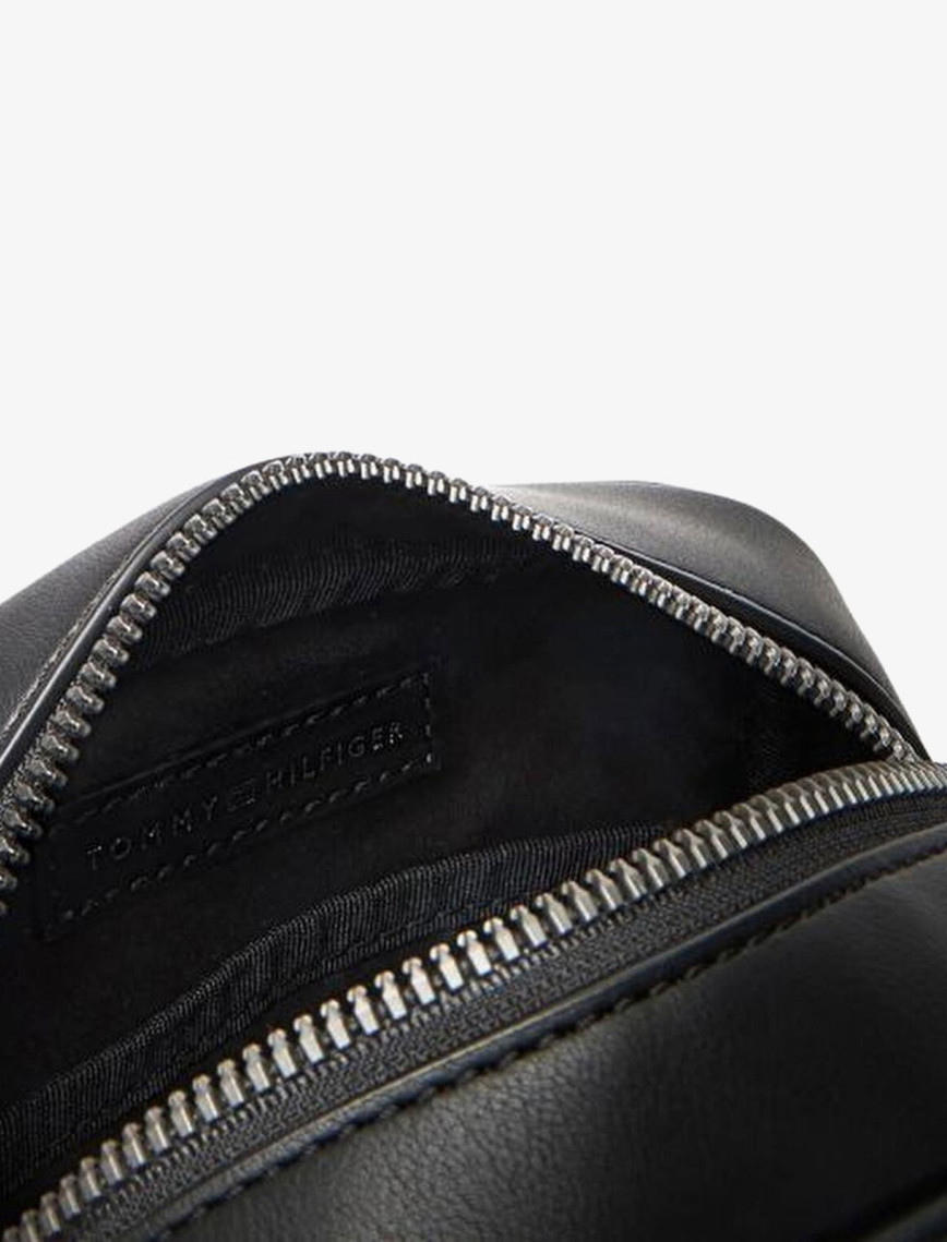 Tommy Hilfiger Monogram Mini Reporter Erkek Siyah Çapraz Çanta Tommy Hilfiger Monogram Mini Reporter Erkek Siyah Çapraz Çanta