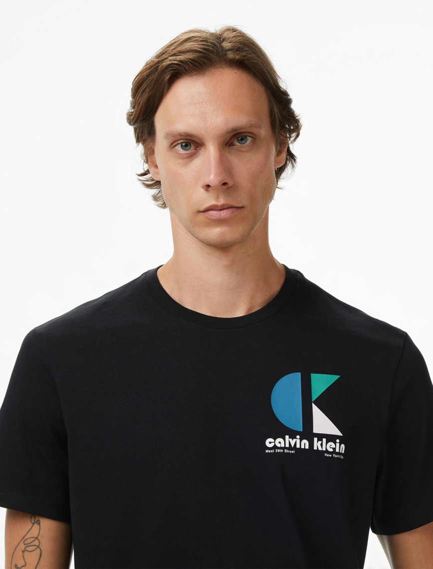 Calvin Klein Bauhaus Logo Graphic Erkek Siyah T-Shirt Calvin Klein Bauhaus Logo Graphic Erkek Siyah T-Shirt