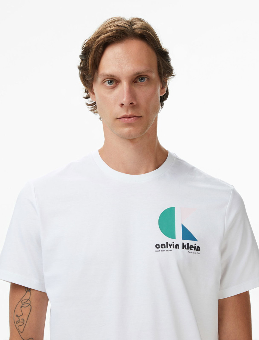 Calvin Klein Bauhaus Logo Graphic Erkek Beyaz T-Shirt Calvin Klein Bauhaus Logo Graphic Erkek Beyaz T-Shirt