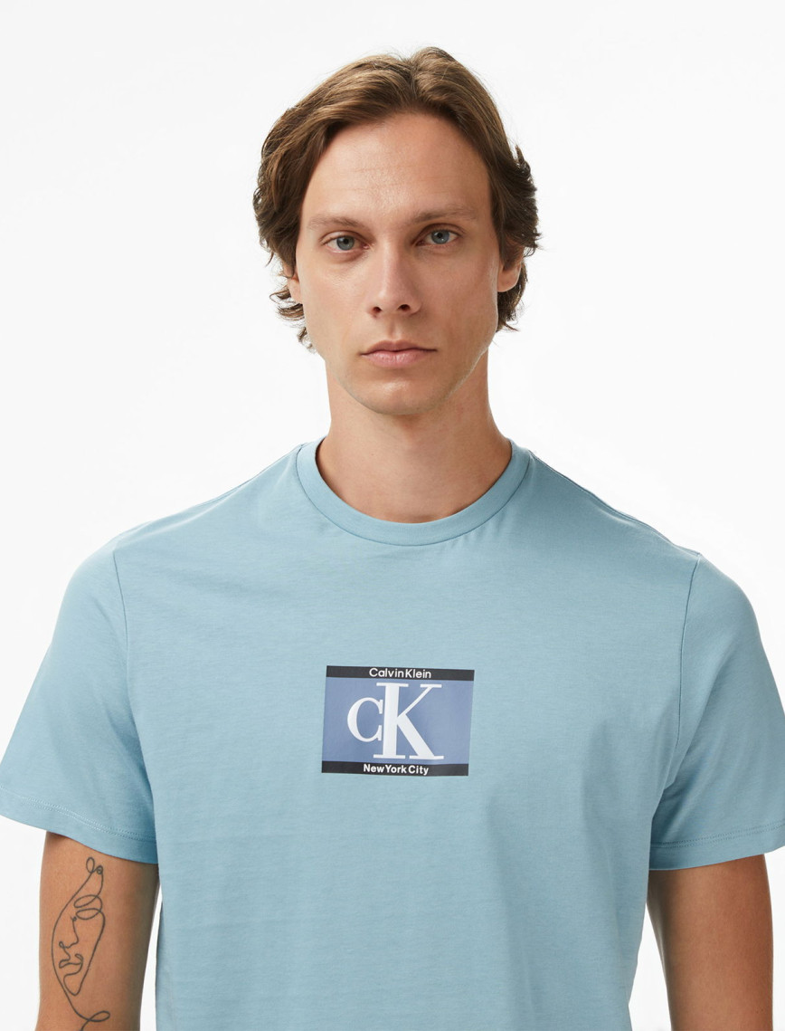 Calvin Klein Box Tape Graphic Erkek Mavi T-Shirt Calvin Klein Box Tape Graphic Erkek Mavi T-Shirt
