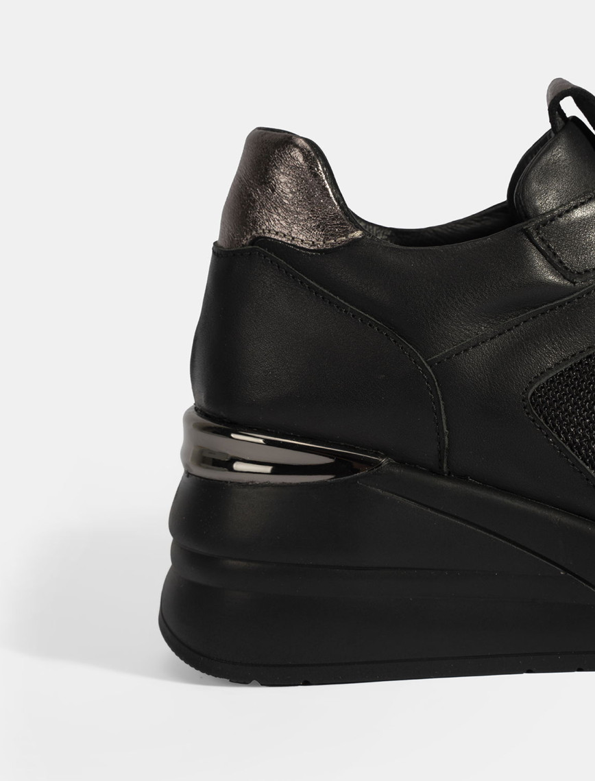 Kadın Siyah Bağcıklı Dolgu Topuklu Spor Ayakkabı Kadın Siyah Bağcıklı Dolgu Topuklu Spor Ayakkabı