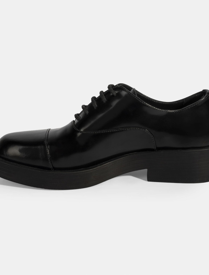 Kadın Siyah Bağcıklı Klasik Deri Ayakkabı Kadın Siyah Bağcıklı Klasik Deri Ayakkabı