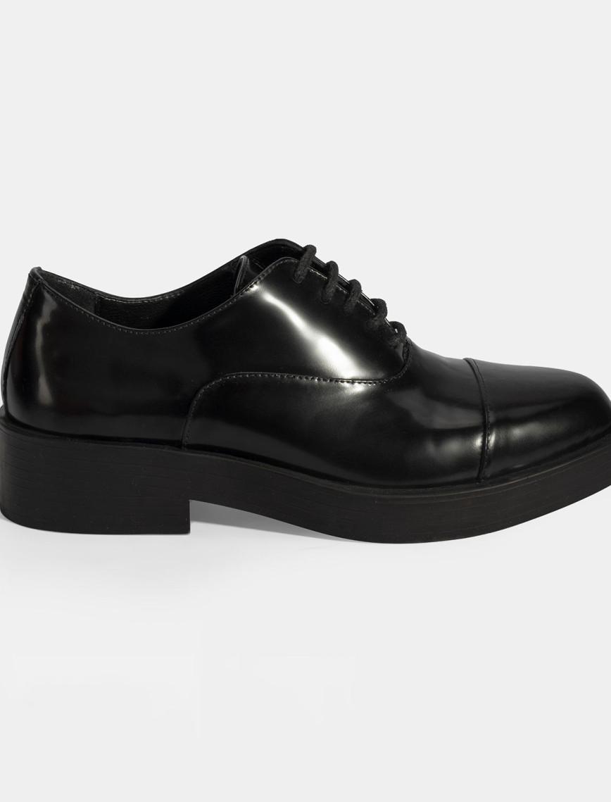 Kadın Siyah Bağcıklı Klasik Deri Ayakkabı Kadın Siyah Bağcıklı Klasik Deri Ayakkabı