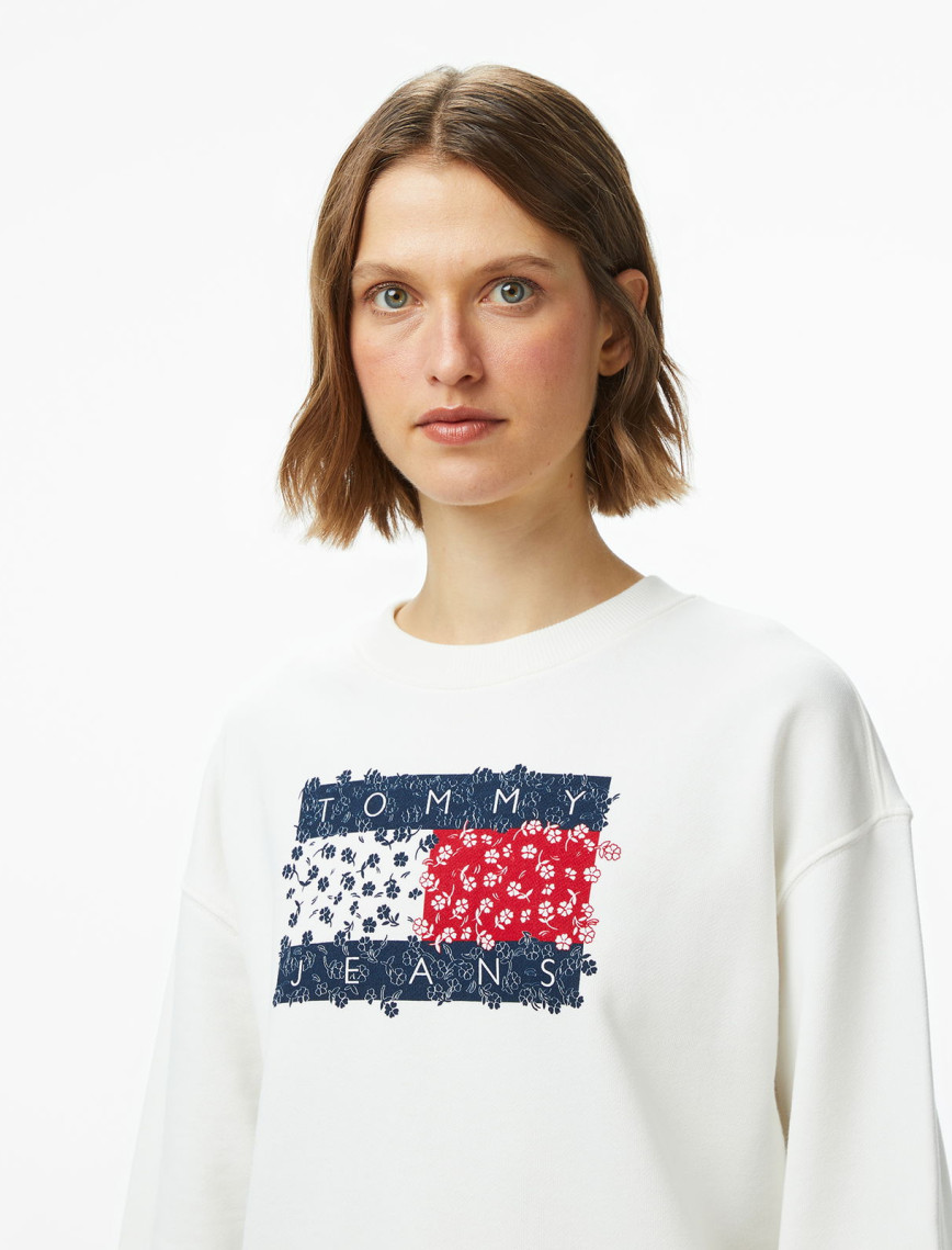 Tommy Jeans Relax Floral Flag Kadın Beyaz Sweatshirt Tommy Jeans Relax Floral Flag Kadın Beyaz Sweatshirt