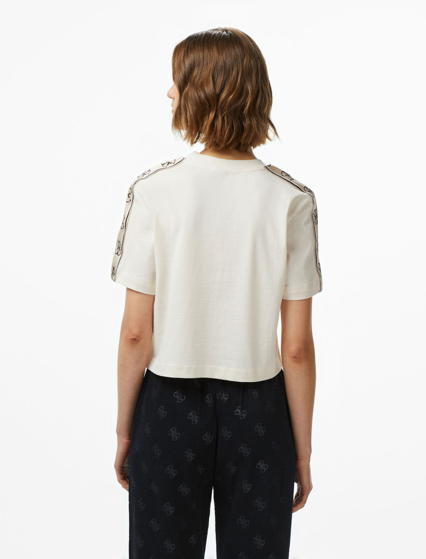 Guess Britney Crop Kadın Krem Rengi T-Shirt Guess Britney Crop Kadın Krem Rengi T-Shirt