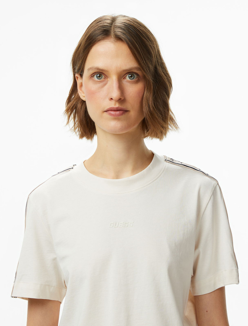 Guess Britney Crop Kadın Krem Rengi T-Shirt Guess Britney Crop Kadın Krem Rengi T-Shirt