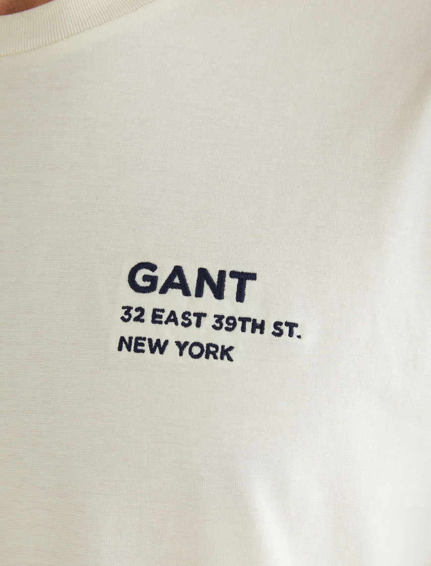 GANT Erkek Krem Regular Fit Bisiklet Yaka Logolu T-Shirt GANT Erkek Krem Regular Fit Bisiklet Yaka Logolu T-Shirt