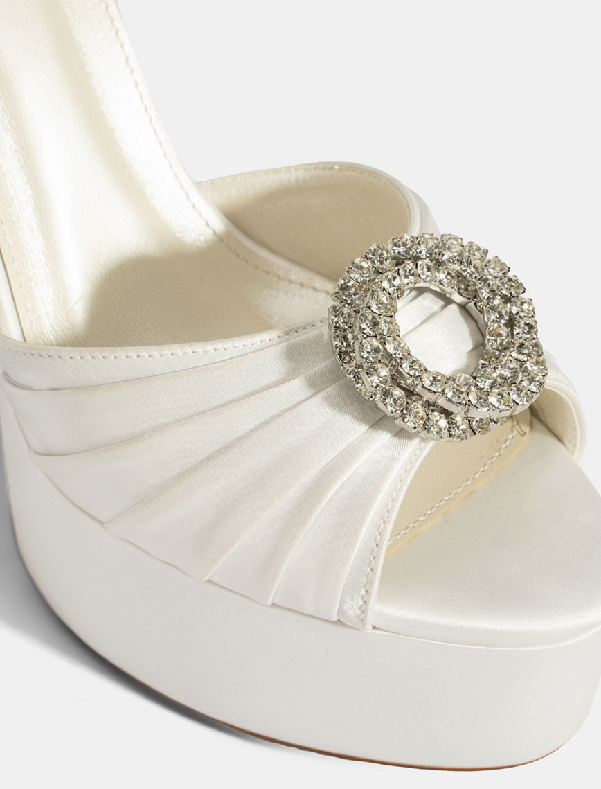 Kadın Beyaz Ayarlanabilir Tokalı Taşlı Topuklu Gelin Ayakkabısı Kadın Beyaz Ayarlanabilir Tokalı Taşlı Topuklu Gelin Ayakkabısı