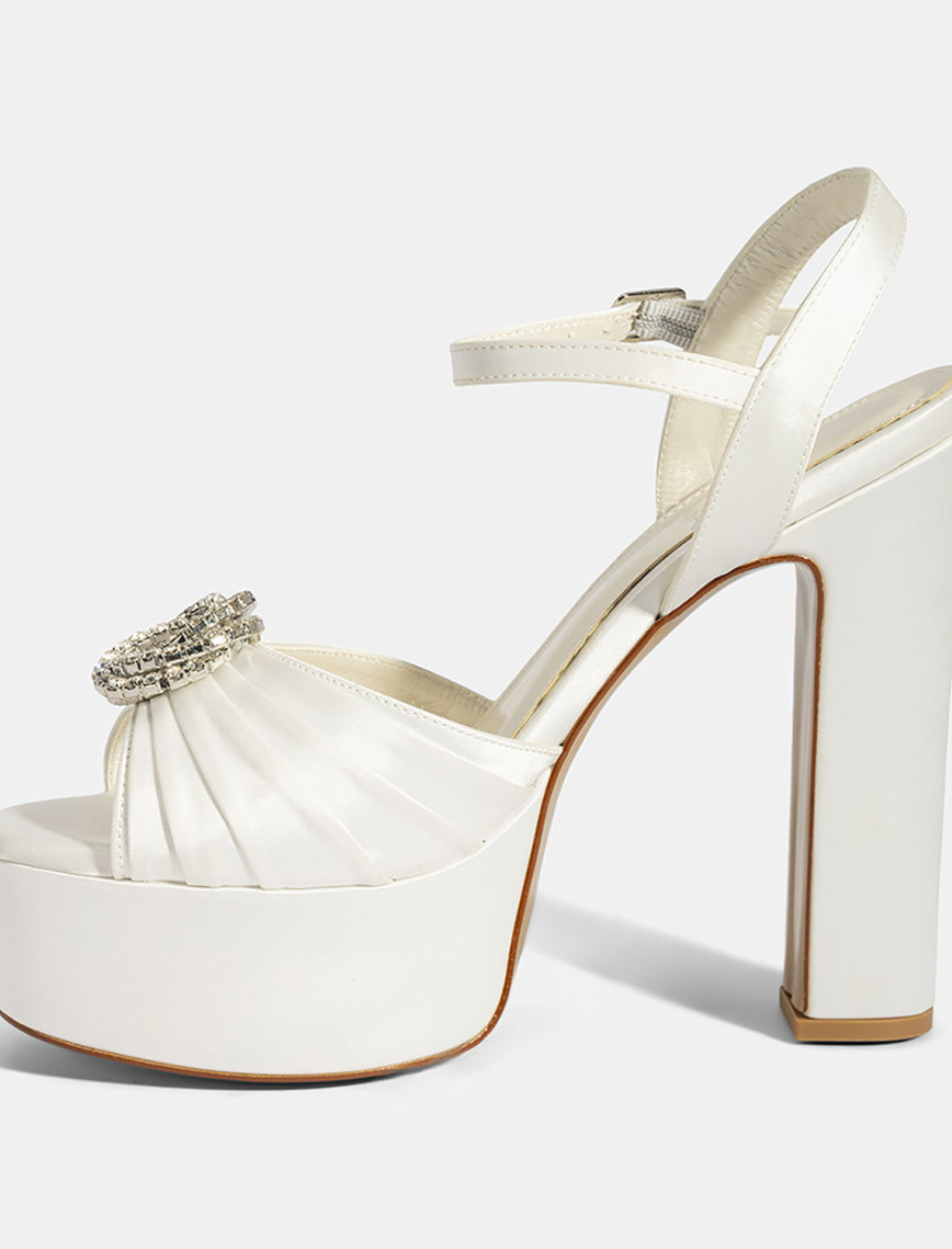 Kadın Beyaz Ayarlanabilir Tokalı Taşlı Topuklu Gelin Ayakkabısı Kadın Beyaz Ayarlanabilir Tokalı Taşlı Topuklu Gelin Ayakkabısı