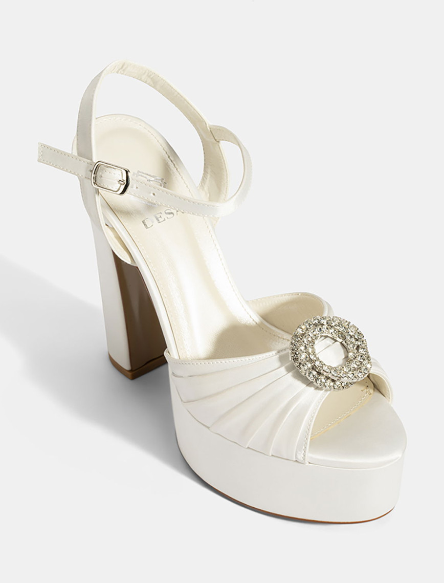 Kadın Beyaz Ayarlanabilir Tokalı Taşlı Topuklu Gelin Ayakkabısı Kadın Beyaz Ayarlanabilir Tokalı Taşlı Topuklu Gelin Ayakkabısı