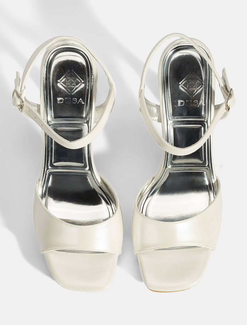 Kadın Beyaz Ayarlanabilir Tokalı Topuklu Gelin Ayakkabısı Kadın Beyaz Ayarlanabilir Tokalı Topuklu Gelin Ayakkabısı