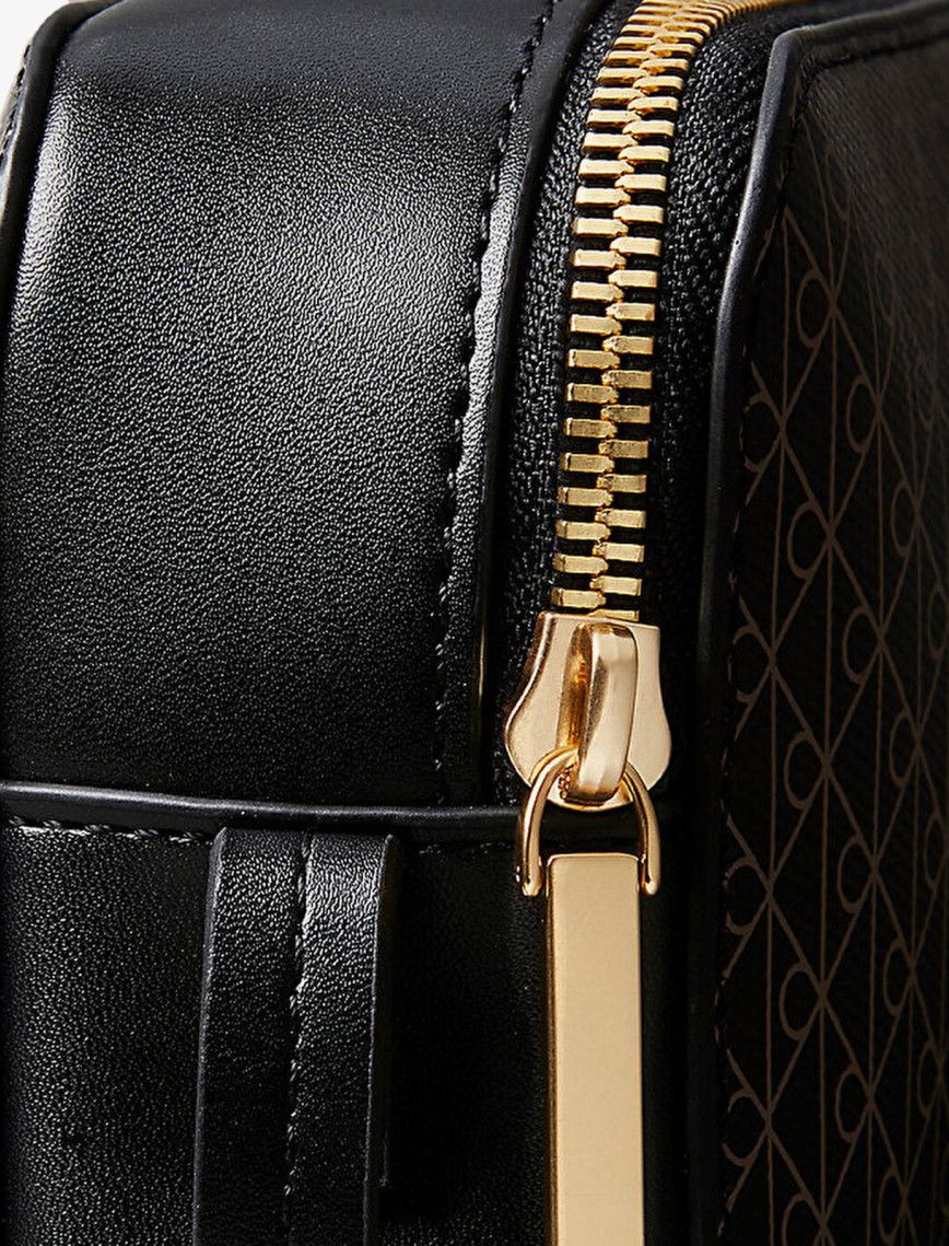 Calvin Klein Emblem Elongated Camera Kadın Siyah El Çantası