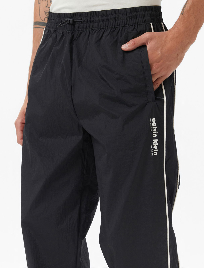 Calvin Klein Relaxed Crinkle Nylon Track Erkek Siyah Pantolon Calvin Klein Relaxed Crinkle Nylon Track Erkek Siyah Pantolon