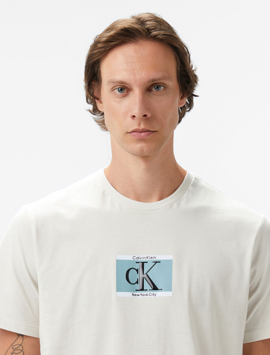 Calvin Klein Box Tape Graphic Erkek Beyaz T-Shirt Calvin Klein Box Tape Graphic Erkek Beyaz T-Shirt