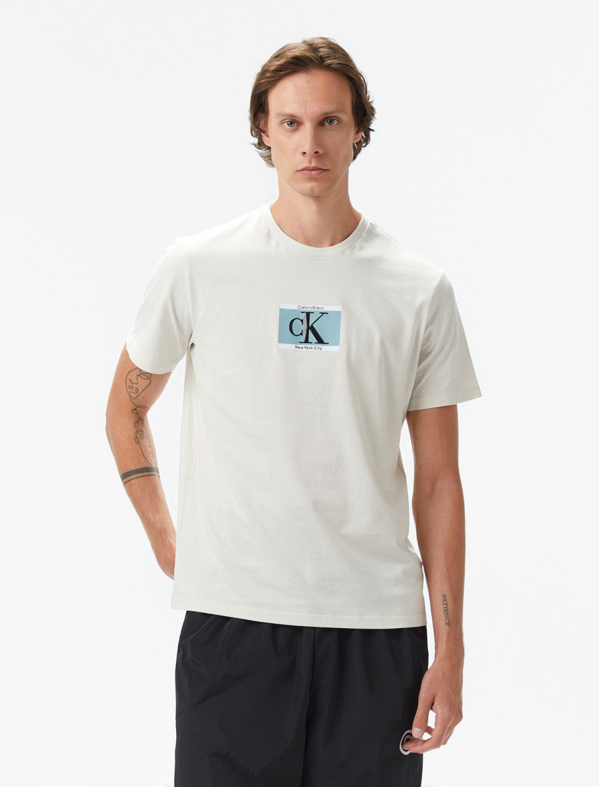 Calvin Klein Box Tape Graphic Erkek Beyaz T-Shirt Calvin Klein Box Tape Graphic Erkek Beyaz T-Shirt